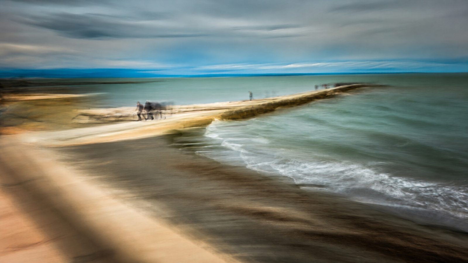 Promenade am Meer — ICM-Fotografie, warmes Licht an der Küste