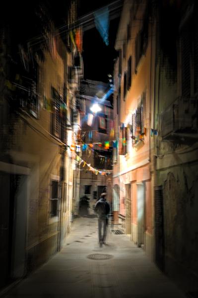 Nächtliche Gasse mit einsamem Spaziergänger, Langzeitbelichtung