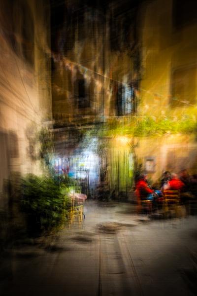 Abendliches Straßencafé, warmes Licht in der Dämmerung