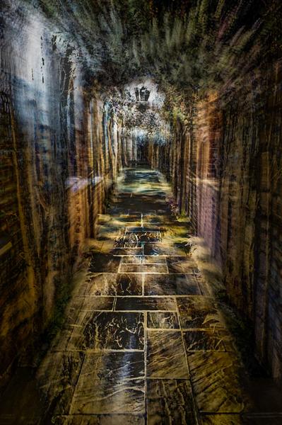 Romantische Gasse bei Nacht, warmes Laternenlicht