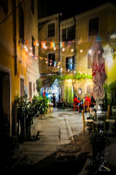 Café-Nacht mit Lichterketten, impressionistische Verwischung