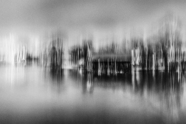 Spiegelung am Wasser, verschwommene Reflexion