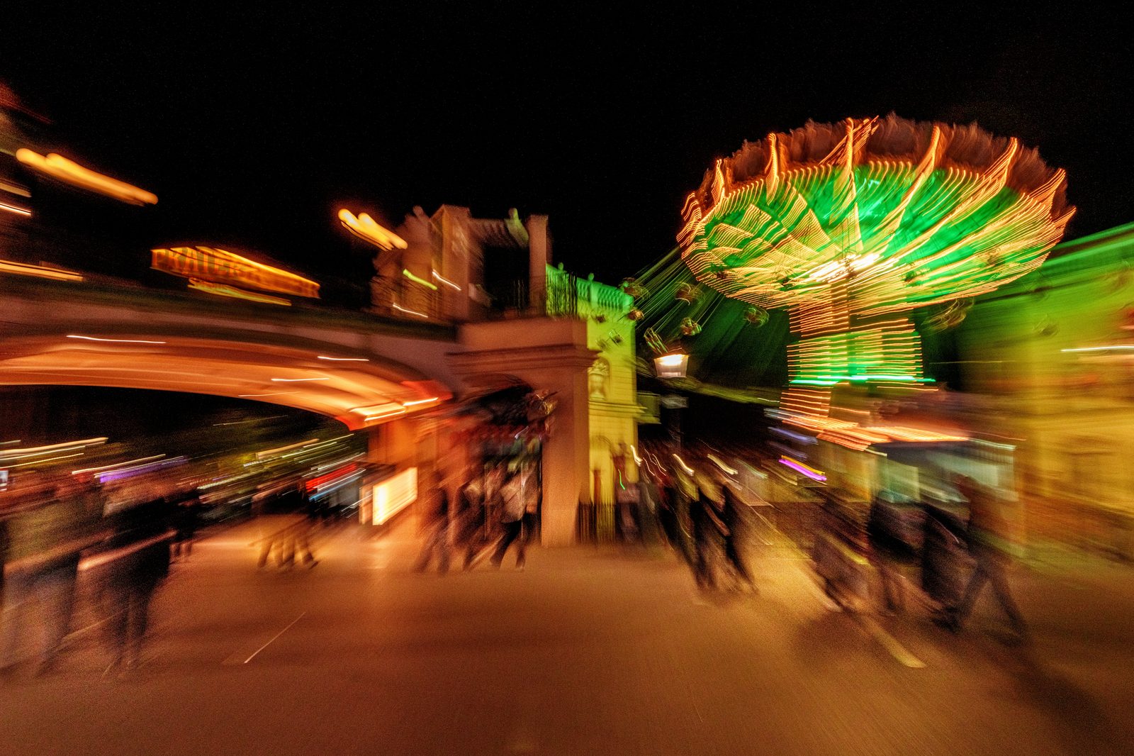 Jahrmarkt-Lichter bei Nacht, expressionistische Lichtmalerei