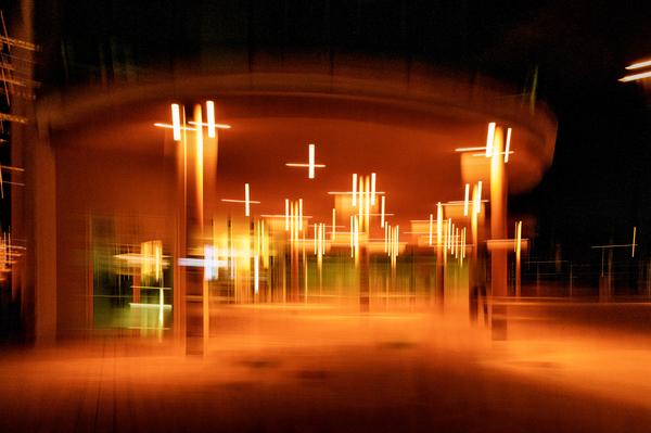 Glühende Passage unter dem Bogen, warmes Nachtlicht