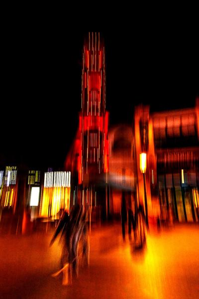 Roter Turm in der Nacht, dramatische Beleuchtung