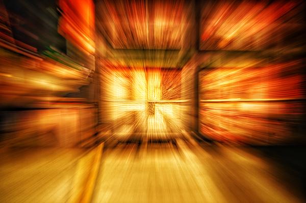 Zoom-Burst: Goldenes Leuchten, radiale Lichtexplosion