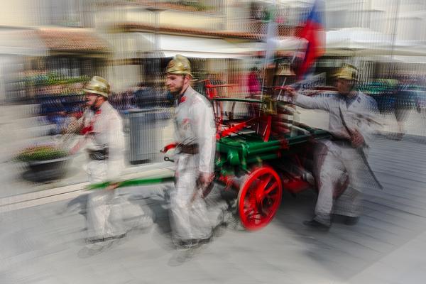 Feuerwehrparade mit Oldtimer-Fahrzeugen