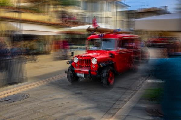 Roter Feuerwehr-Oldtimer in Bewegungsunschärfe