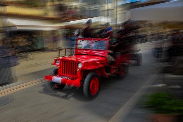 Feuerwehr-Oldtimer frontal, verwischte Konturen