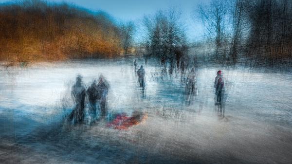 Menschen auf dem gefrorenen See, winterliche Langzeitbelichtung