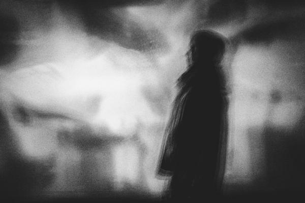 Silhouette im Nebel, geheimnisvolle Erscheinung