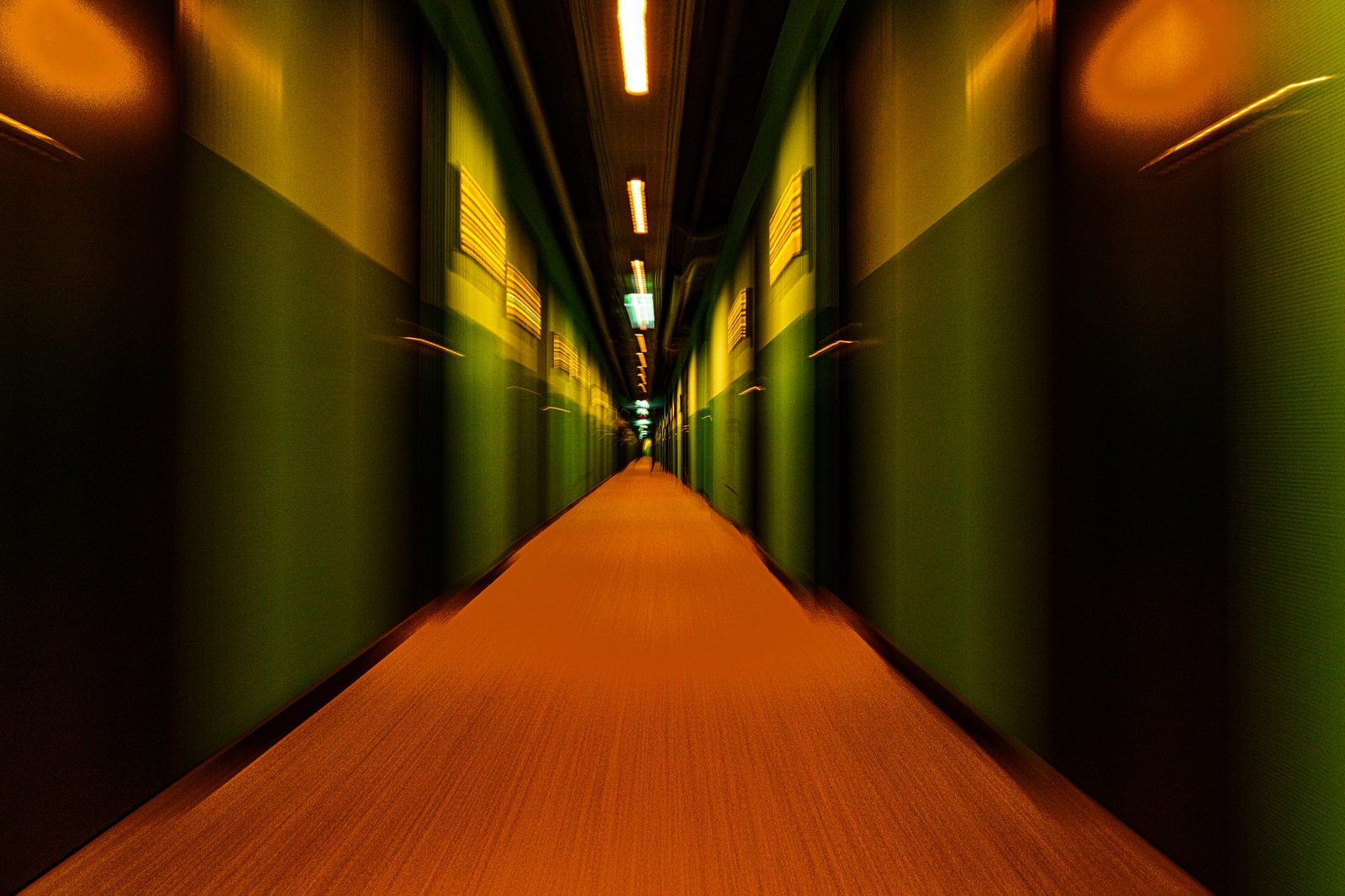 Endloser Korridor in Grün und Orange, abstrakte Architektur