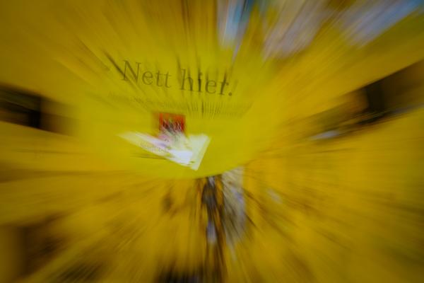 Nett hier — Zoom-Explosion in leuchtendem Gelb