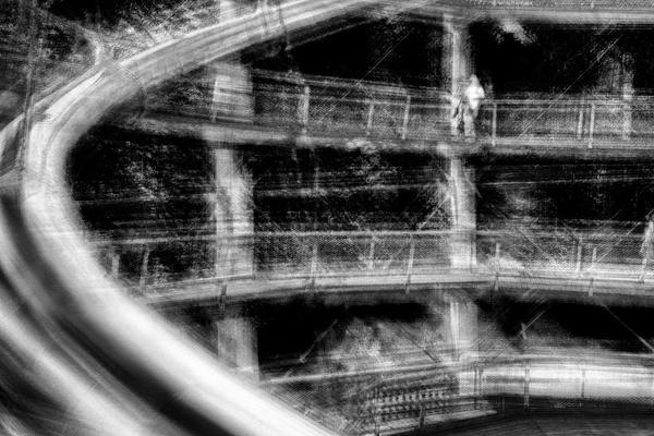 Parkhaus-Spirale in Schwarz-Weiß, grafische Komposition